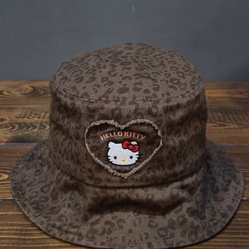 [BUNJANG] Hello Kitty Leopard Bucket Hat Brown / [57cm] 헬로키티 레오파드 버킷햇 산리오 하트 자수 브라운 2.9