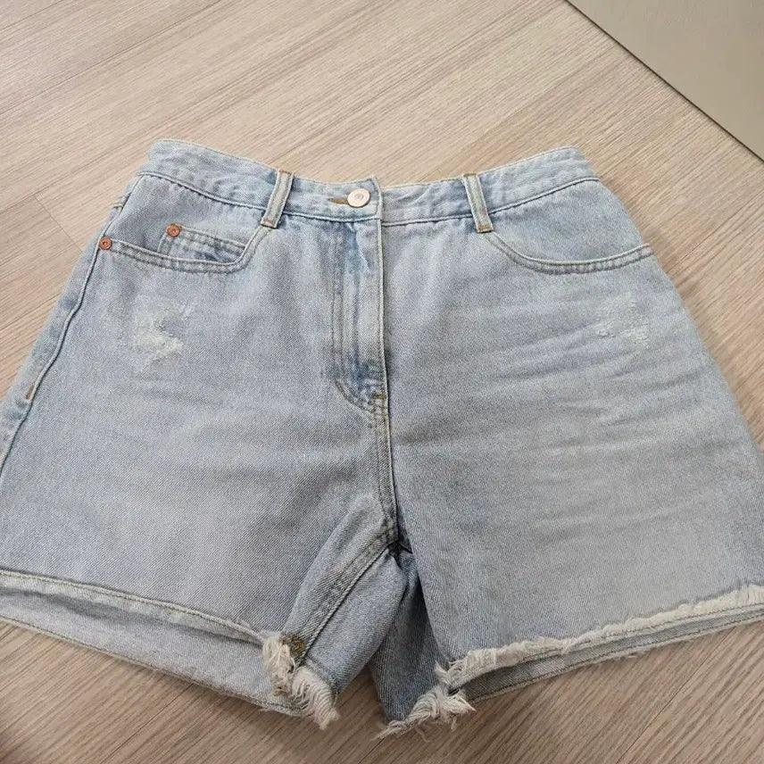 [BUNJANG] Lucky Chouette Light Wash Distressed Cut Denim Shorts / 럭키슈에뜨 연청 데미지 컷팅 데님 반바지