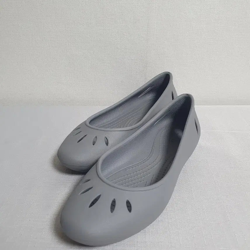 [BUNJANG] Crocs Kelly Flat Sandals Smoke Grey Flat Shoes / 230mm 크록스 켈리 플랫 샌들 스모크 그레이 플랫슈즈