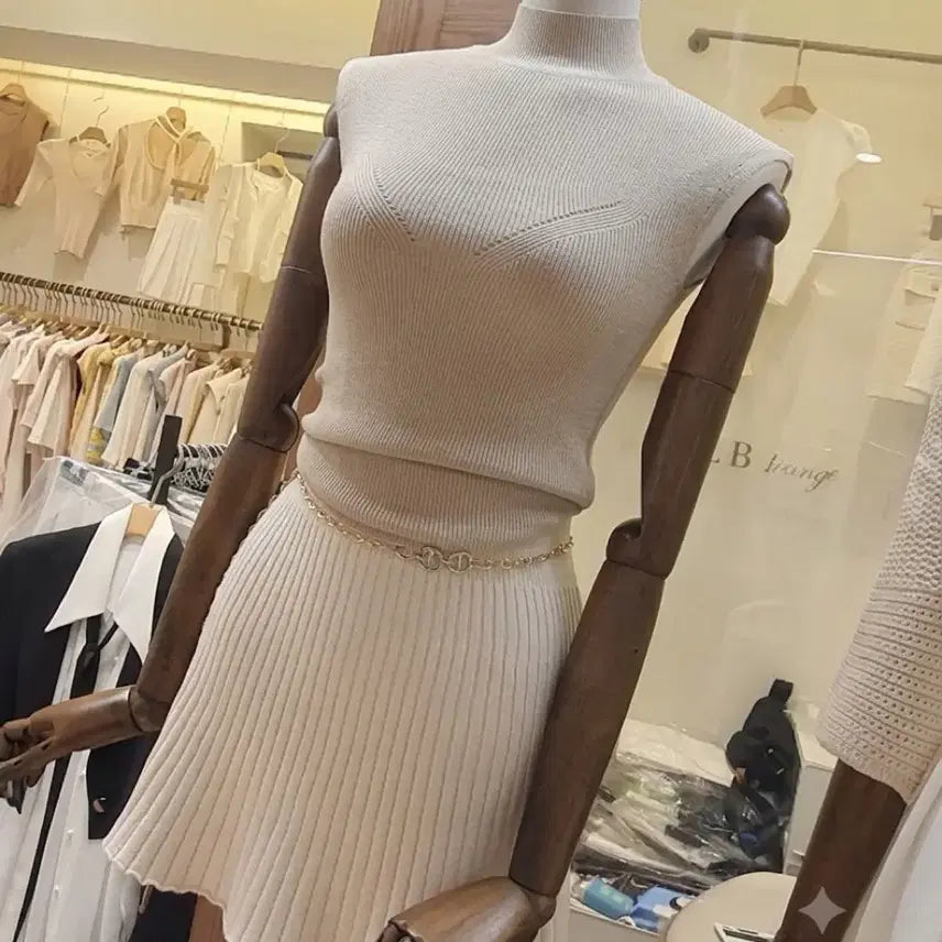 [BUNJANG] Beige Semi-Turtleneck Sleeveless Top / 새제품) 베이지 반폴라 나시