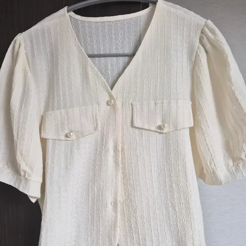 [BUNJANG] White Puff Sleeve V-Neck Blouse / 화이트 퍼프 소매 브이넥 블라우스
