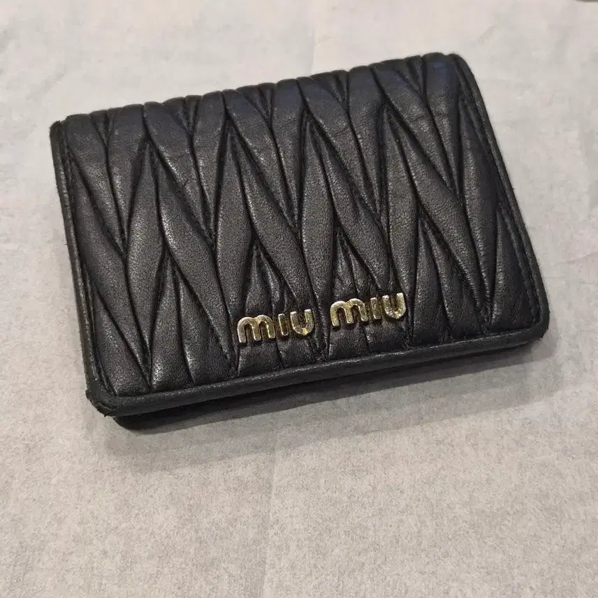[BUNJANG] Miu Miu Matelassé Bi-fold Wallet Black / (풀박)미우미우 마테라쎄 반지갑 블랙 검정