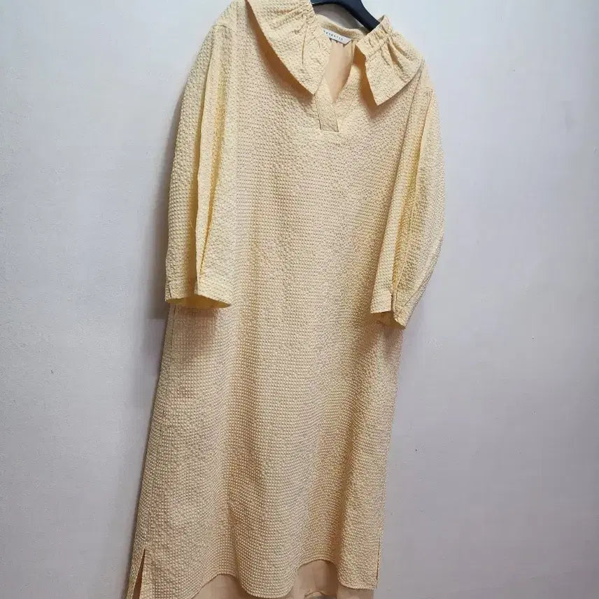 [BUNJANG] Lenibon Collar Embossed Dress / 레니본 카라 엠보원피스