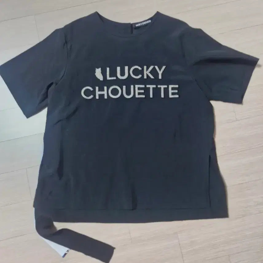 [BUNJANG] LUCKY CHOUETTE Cubic Lettering T-Blouse Black / 럭키슈에뜨 여성 티 블라우스  블랙36
