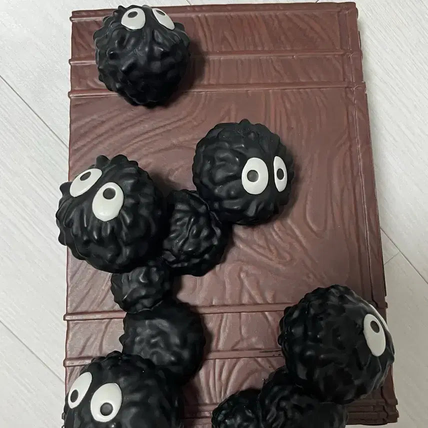 [BUNJANG] Studio Ghibli Soot Sprite (Makkuro Kurosuke) Bookshelf / 마쿠로쿠로스케 북스탠드 / 센과치히로 굿즈