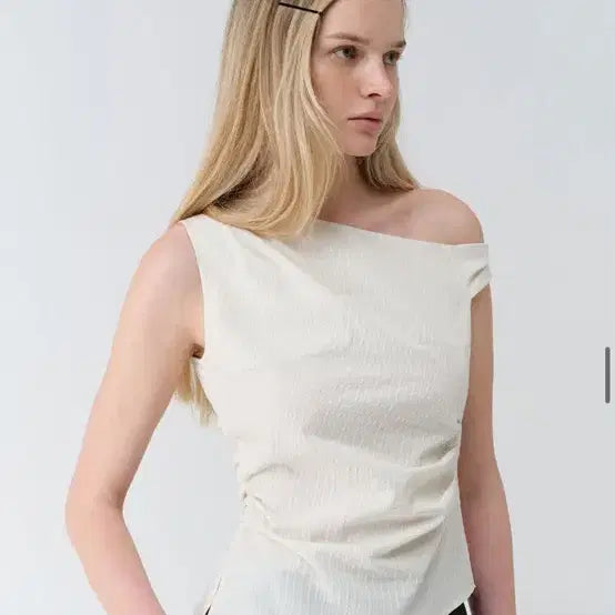 [BUNJANG] RAIVE Check Pattern Off-Shoulder Top Cream / RAIVE 체크 패턴 오프숄더 탑 크림