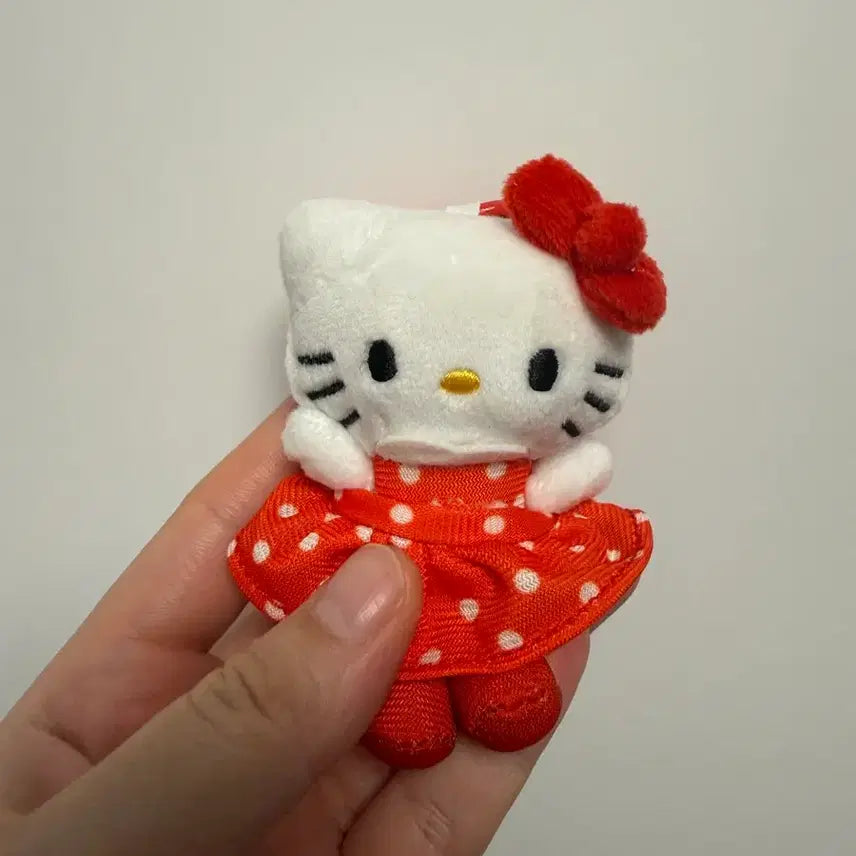 [BUNJANG] Sanrio Hello Kitty Red Polka Dot Dress Plush Keychain / 새상품) 헬로키티 레드 도트 원피스 인형키링