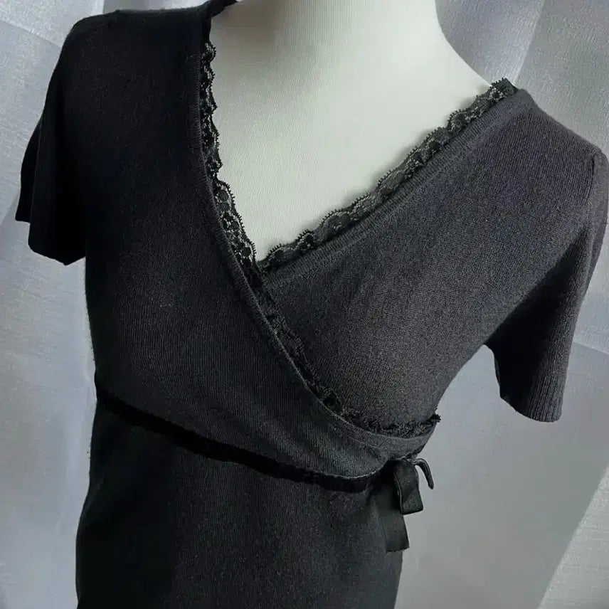 [BUNJANG] Vintage Pinterest Black Lace Neck Slim Fit Blouse / 빈티지 핀터깔 블랙 레이스넥 슬림핏 블라우스