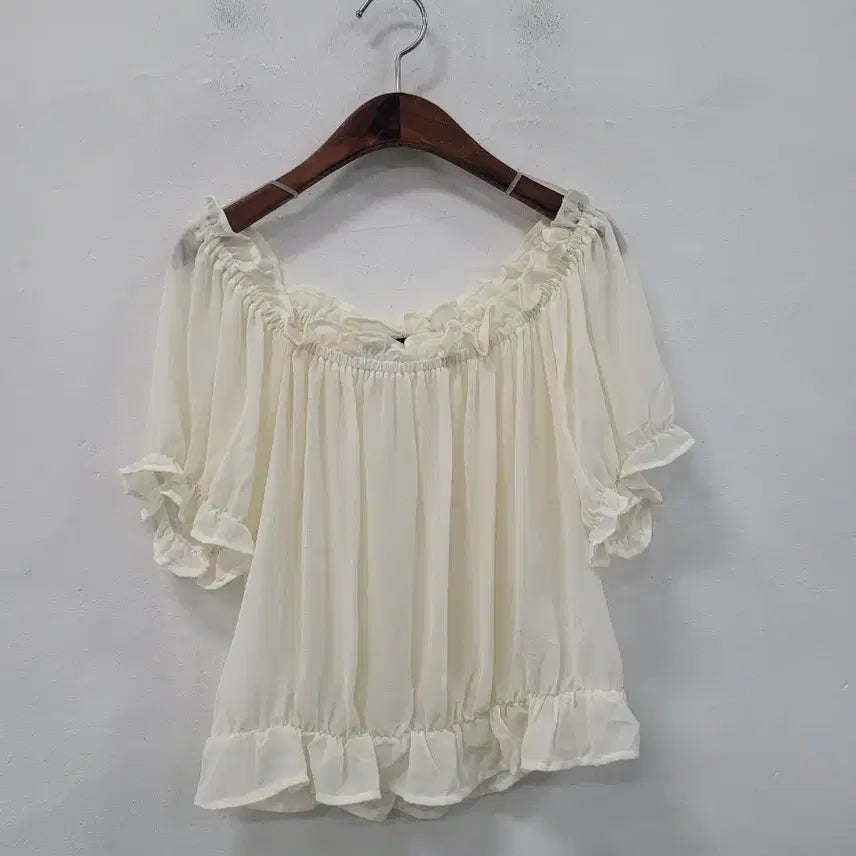 [BUNJANG] INGNI Off-the-Shoulder Frill Blouse Ivory / INGNI 오프숄더 프릴 블라우스 아이보리