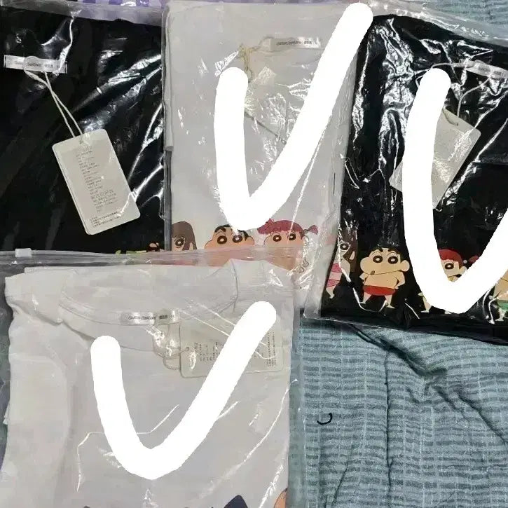 [BUNJANG] Crayon Shin-chan Character Print Short Sleeve T-Shirt Set (Black/White) / 크레용신짱 반팔티 블랙/화이트 2종