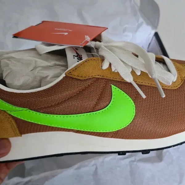 [BUNJANG] Nike Sneakers Brown/Neon Green Size 280 / 나이키 운동화 브라운/네온그린 새상품 280사이즈