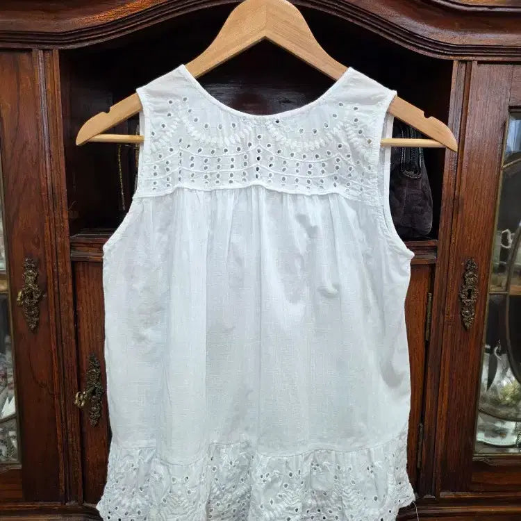 [BUNJANG] Mango White Eyelet Sleeveless Blouse / (스파브랜드 할인이벤트) 망고 화이트 아일릿 슬리브리스 블라우스