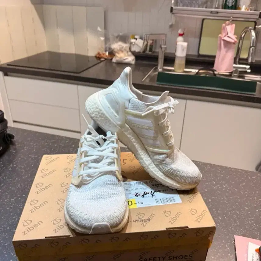 [BUNJANG] Adidas Ultraboost Sneakers (Size 265) / 아디다스 울트라부스트 (265)
