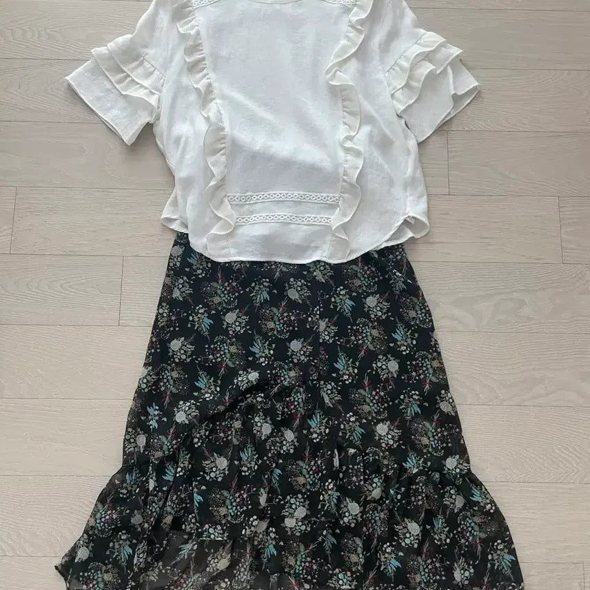 [BUNJANG] 8seconds White Frill Blouse & Floral Pattern Skirt Set / 8seconds 에잇세컨즈 흰색 프릴 블라우스 + 플라워 패턴 스커트 세트