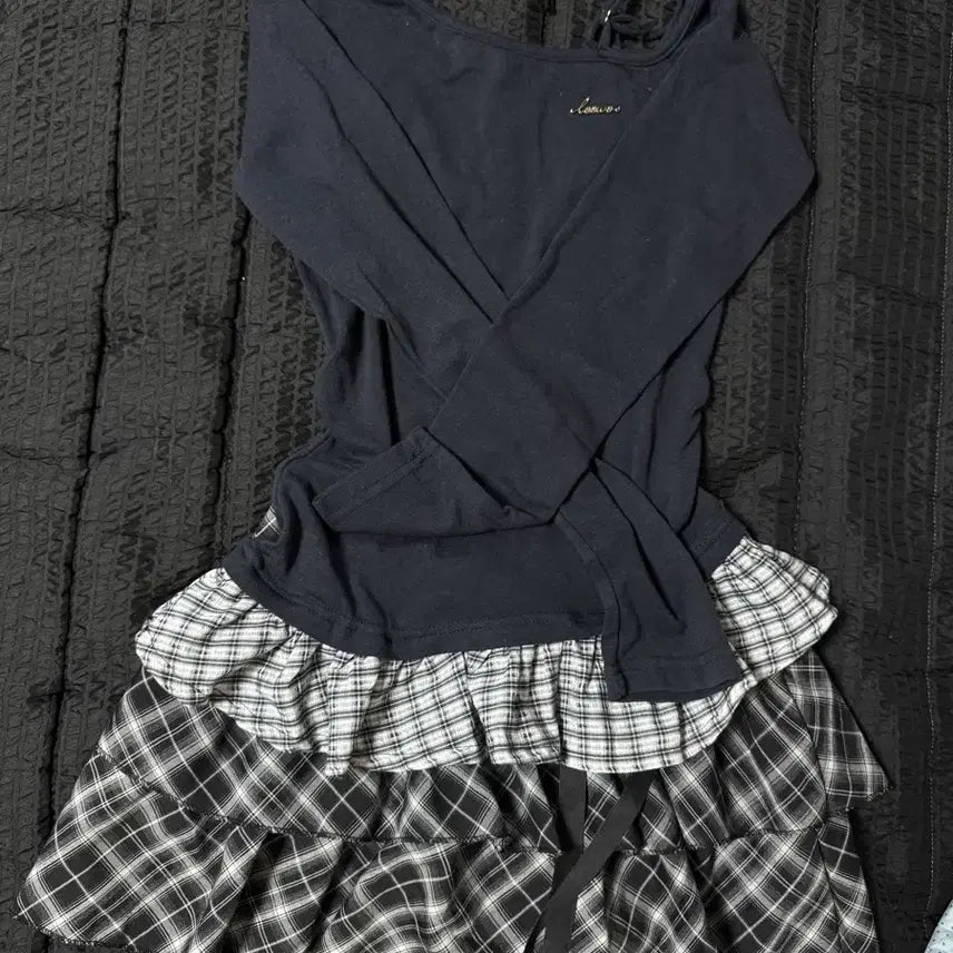 [BUNJANG] Vintage Check Pleated Skirt and Layered One-Shoulder T-Shirt Set / 빈티지 체크 코디세트