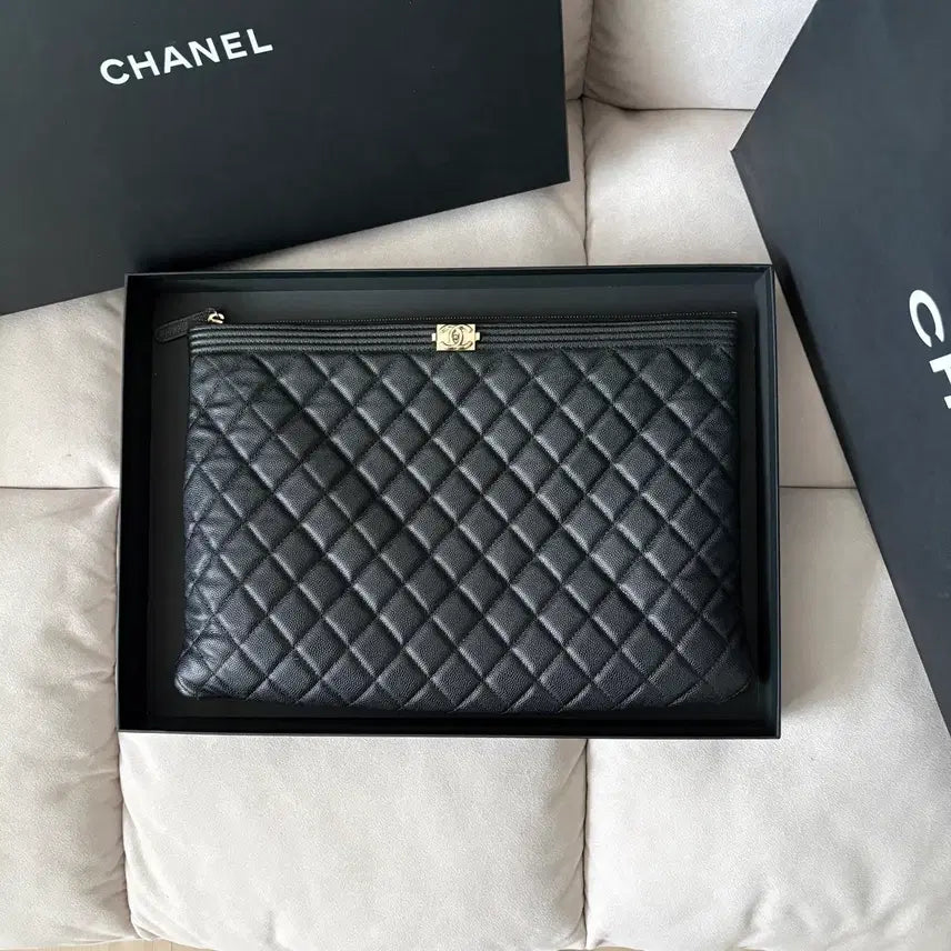 [BUNJANG] Chanel Boy Clutch Bag Medium Grained Calfskin Gold Hardware Black / [S급/정품] 샤넬 보이 클러치백 금장 블랙