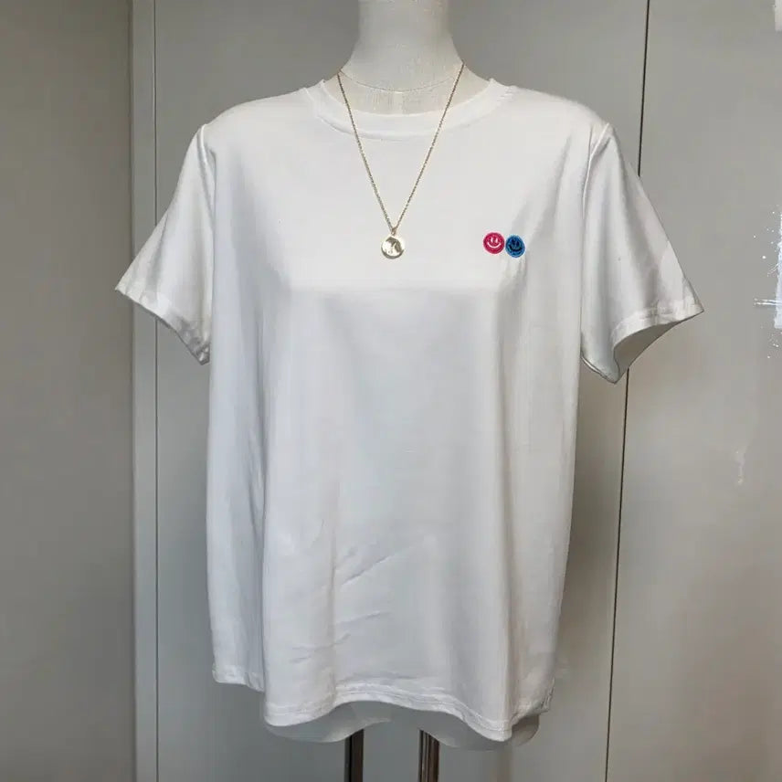 [BUNJANG] Unisex Basic White T-Shirt with Smile Embroidery / 공용 반팔티 기본 흰색 스마일 자수 반팔 티셔츠