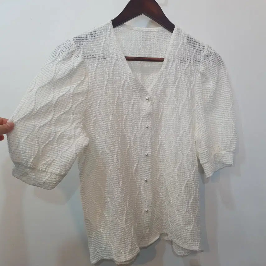 [BUNJANG] Mori White Embossed Pattern Blouse / 모리 화이트 엠보 패턴 블라우스