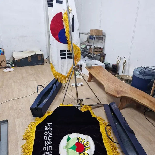 [BUNJANG] Vintage Taegeukgi (Korean Flag) and Gangnam Elementary Kindergarten Flag / 빈티지 행사용 태극기입니다