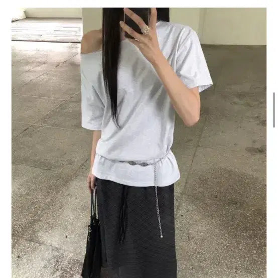 [BUNJANG] Hipi.llee Seret Cut-off Asymmetric T-Shirt Ivory / 힙이레 seret 컷오프 언발 티셔츠 아이보리