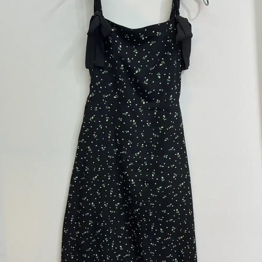 [BUNJANG] Black Floral A-Line V-Neck Dress / 검정색 꽃무늬 A라인 뷔에스티 원피스