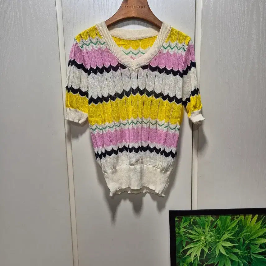 [BUNJANG] Pattern V-Neck Short Sleeve Knit Yellow / (세일) 패턴 브이넥 반팔 니트. 옐로우
