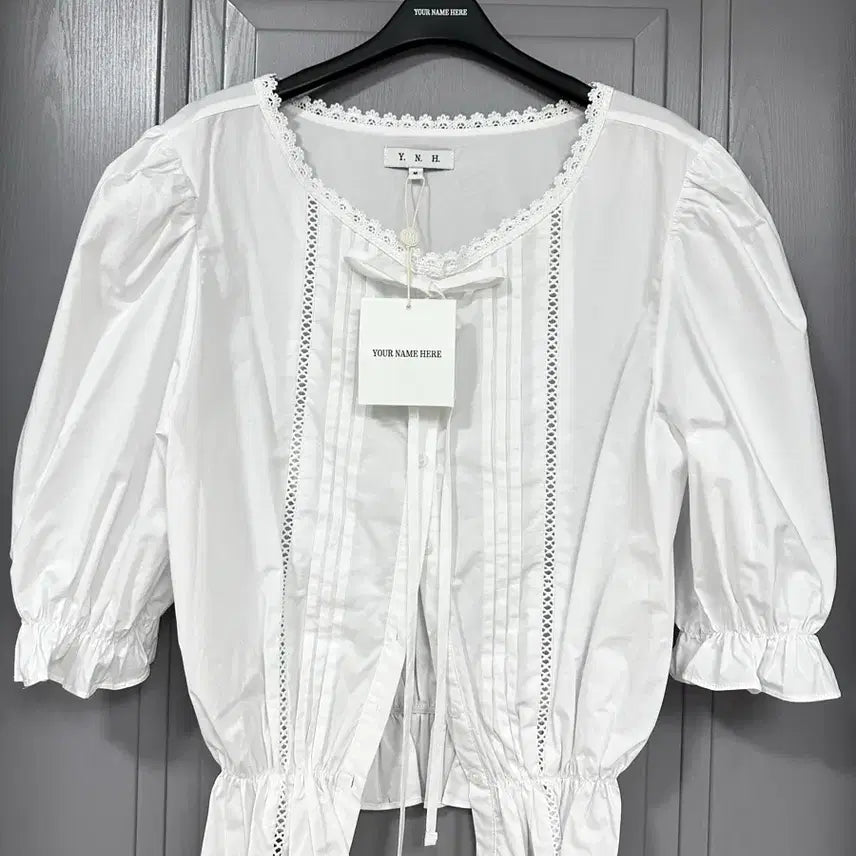 [BUNJANG] Your Name Here Lace Pintuck Blouse White / 유어네임히얼 레이스 핀턱 블라우스 유네미 데이트룩