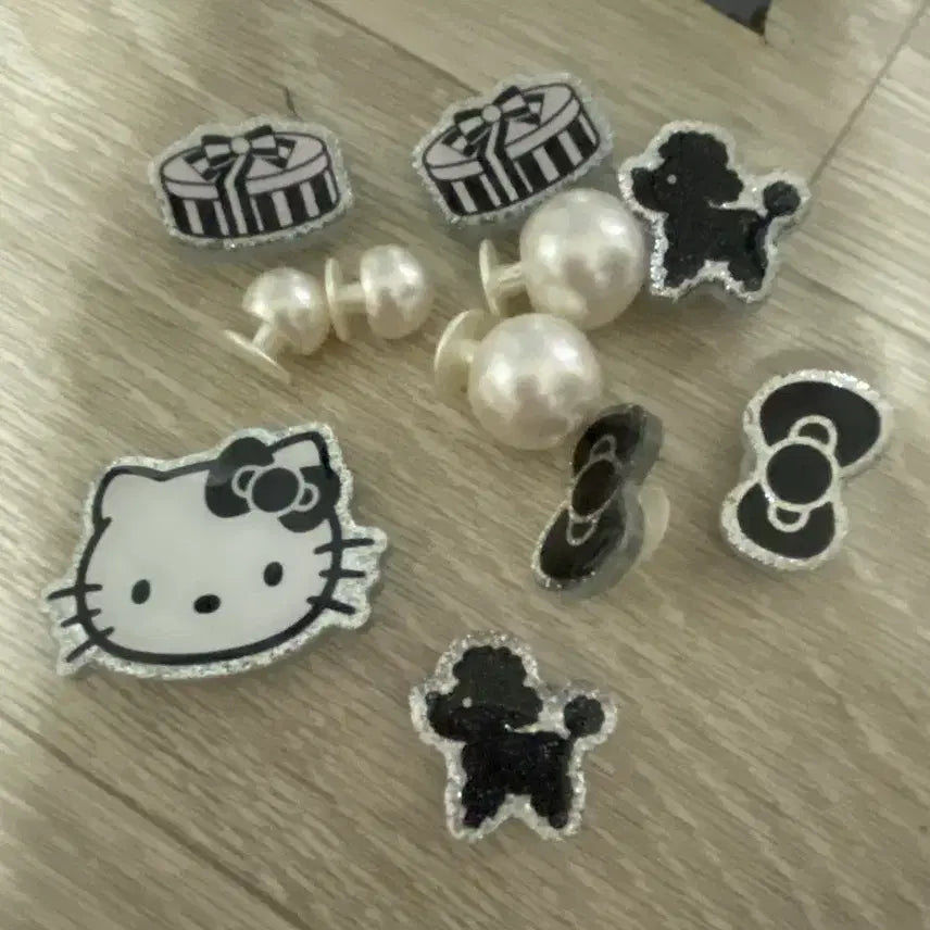 [BUNJANG] Hello Kitty Character Jibbitz Set / 헬로키티 캐릭터  지비츠 세트