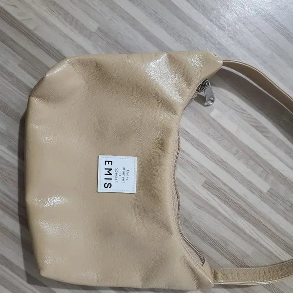[BUNJANG] EMIS Hobo Bag Beige Patent Leather / EMIS 호보백 베이지 유광  흠없고깨끗