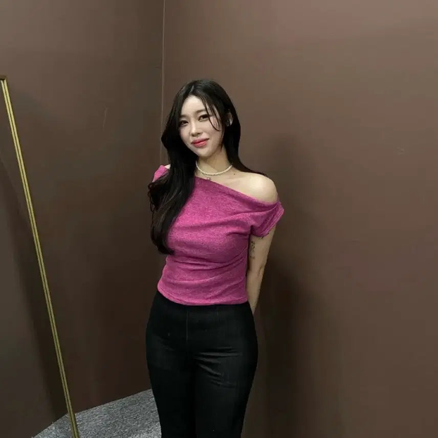 [BUNJANG] Drape Asymmetrical Off-Shoulder Shirred Short Sleeve Knit Top / 쇼핑몰 드레이프 언발 오프숄더 셔링 반팔 니트
