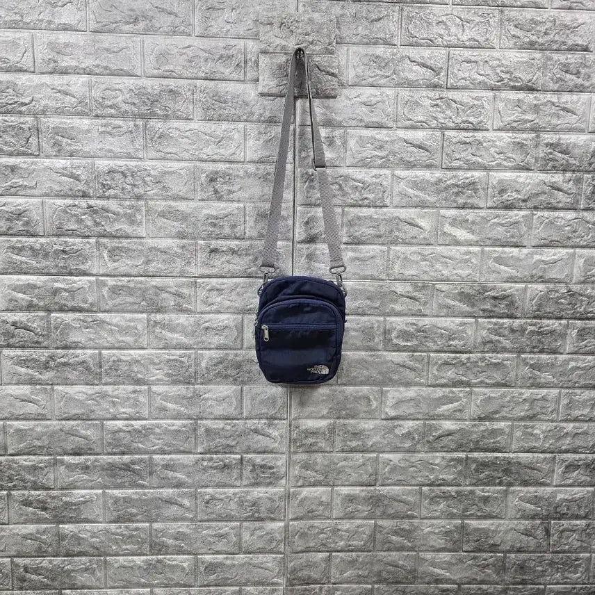 [BUNJANG] The North Face Crossbody Bag Navy 25*18cm / 노스페이스 크로스백 네이비  사이즈 25*18
