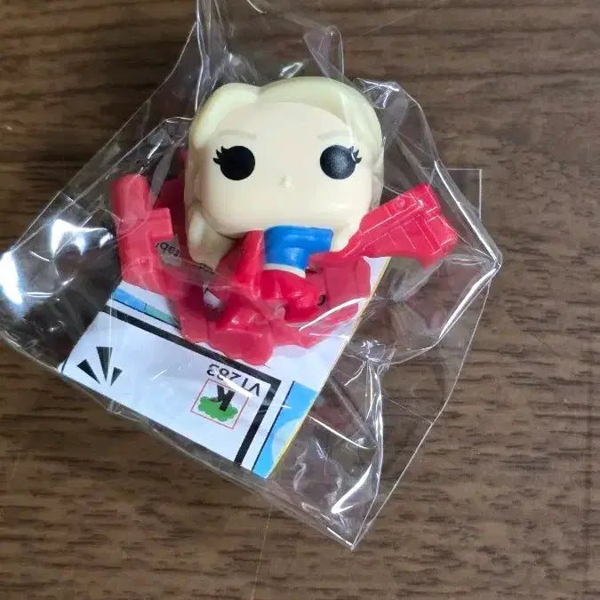 [BUNJANG] Kinder Joy DC Heroes Supergirl Figure / 킨더조이 랜덤 받침피규어 DC 히어로 슈퍼걸