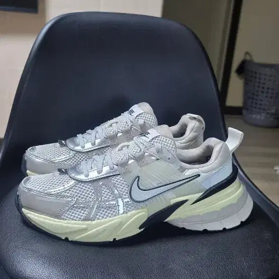 [BUNJANG] Nike Monster Shoes Sneakers Silver (235mm) / 나이키 몬스터슈즈 운동화 실버(235)