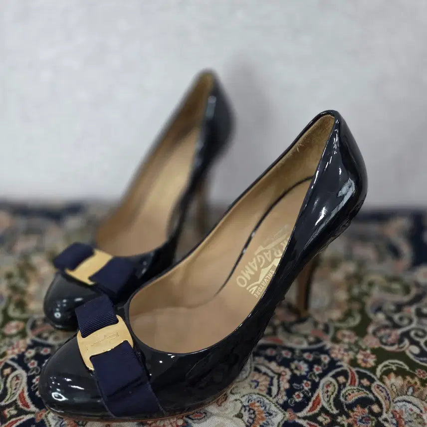[BUNJANG] Salvatore Ferragamo Vara Bow Patent Leather Pumps Heels / FERRAGAMO 살바토레 페라가모 바라 리본 에나멜 힐