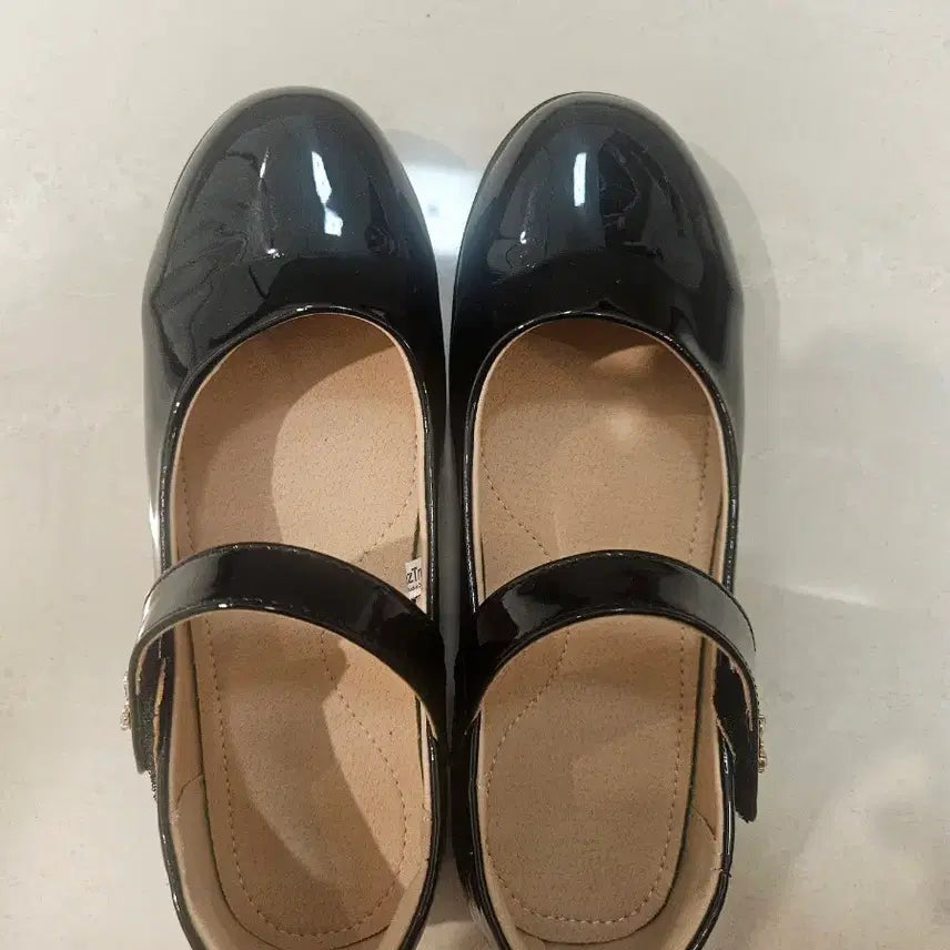 [BUNJANG] Children's Patent Leather Mary Jane Shoes with Butterfly Detail / 여아 콩쿨 구두 240(한번 신음)