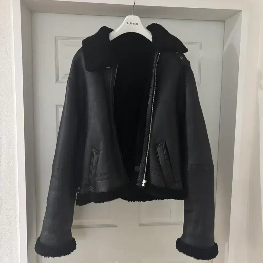 [BUNJANG] VETEMENTS Style Cropped Real Black Mustang Jacket / 베트멍st 크롭 리얼 블랙 무스탕
