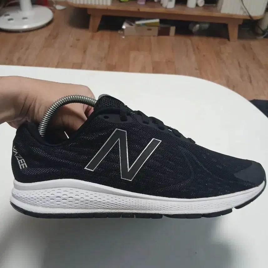[BUNJANG] New Balance Sneakers Black White Size 260 / 뉴발란스 운동화 블랙 화이트260