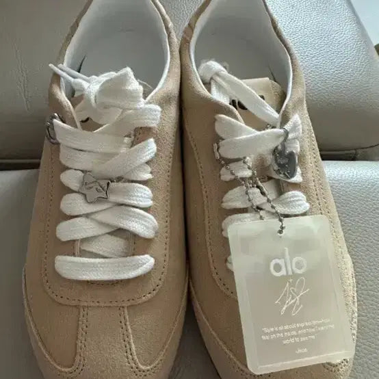 [BUNJANG] ALO YOGA x Jisoo Suede Sunset Sneakers Cream Beige / 알로요가 ALO x JISOO 스웨이드 스니커즈 베이지