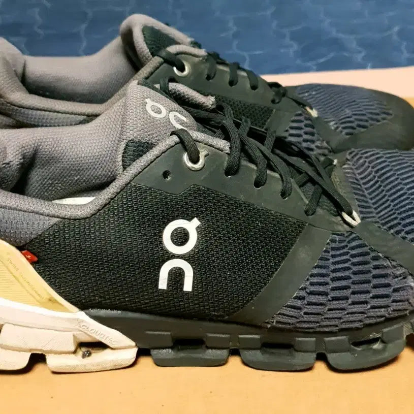 [BUNJANG] Onrunning Helion Cloud Running Shoes Black / 온러닝 헬리온 클라우드 런닝화 블랙 (EU40 255)