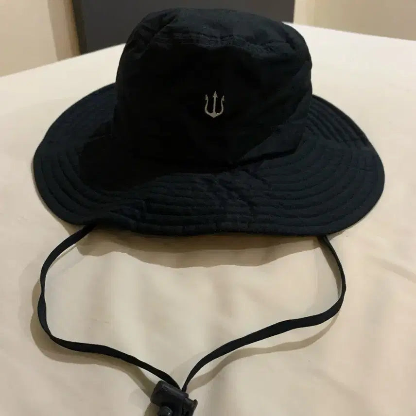 [BUNJANG] Verutum Wide Bucket Hat with Chin Strap / 새상품 베루툼 골프모자 턱끈 와이드버킷햇 등산모자 턱끈모자 끈 버킷햇