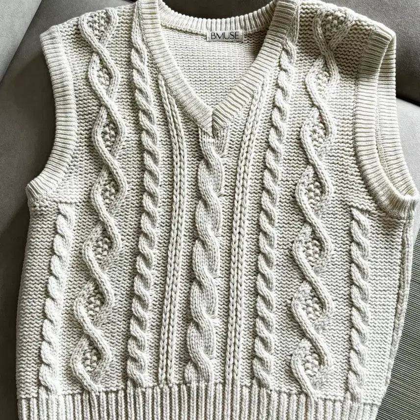 [BUNJANG] Vienuet (BMUSE) Cable Knit Vest / 베뉴엣 (비뮤즈) 케이블 니트 베스트