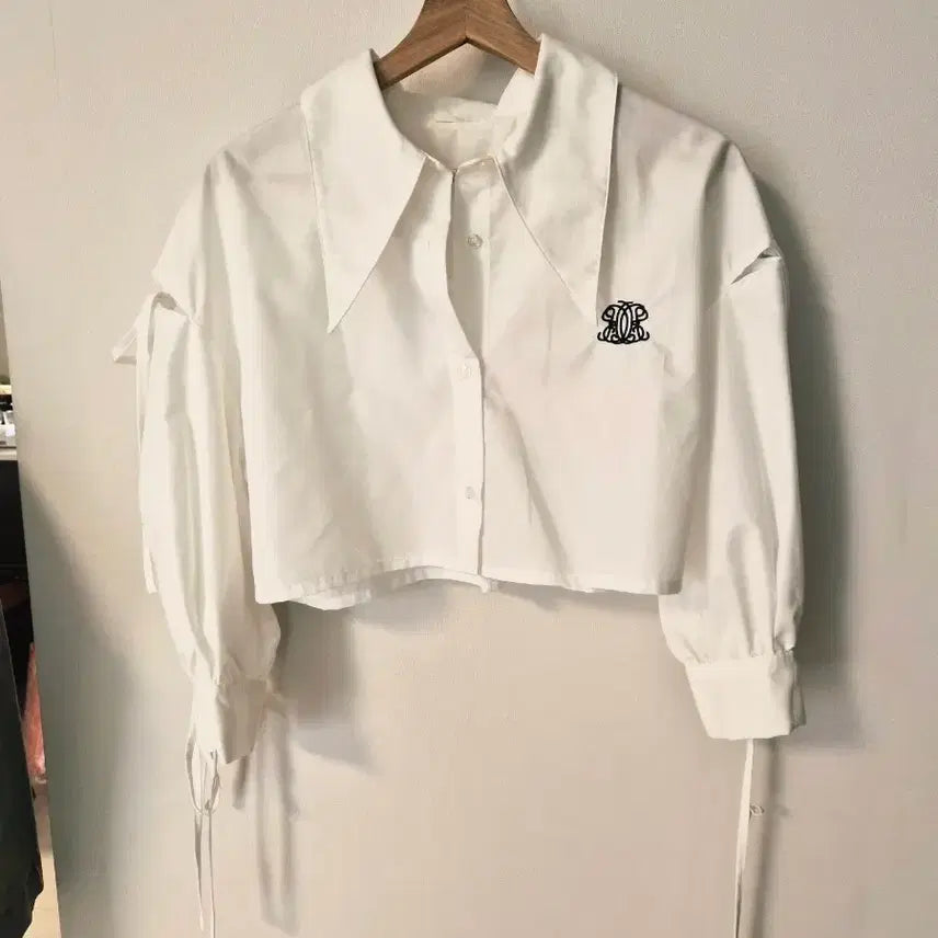 [BUNJANG] Chico Embroidered Logo White Crop Shirt / Chico의 브랜드 로고가 자수화이트 크롭셔츠