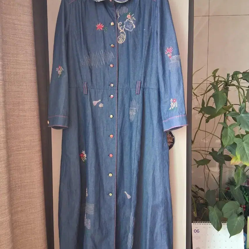 [BUNJANG] Bicollique Embroidered Point Denim Dress / 비꼴리끄 자수포인트 데님 원피스