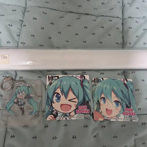 [BUNJANG] Hatsune Miku Mofuon Cafe Collaboration Tapestry, Acrylic Charm, and Coaster Set / 하츠네 미쿠 모펀 카페 콜라보 굿즈 판매(태피스트리, 아크릴참, 코스터)