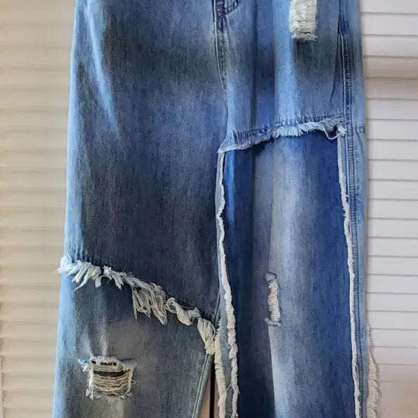 [BUNJANG] Women's Wide Leg Jeans with Cutout and Distressed Details / 청바지 와이드 팬츠 데미지 컷팅