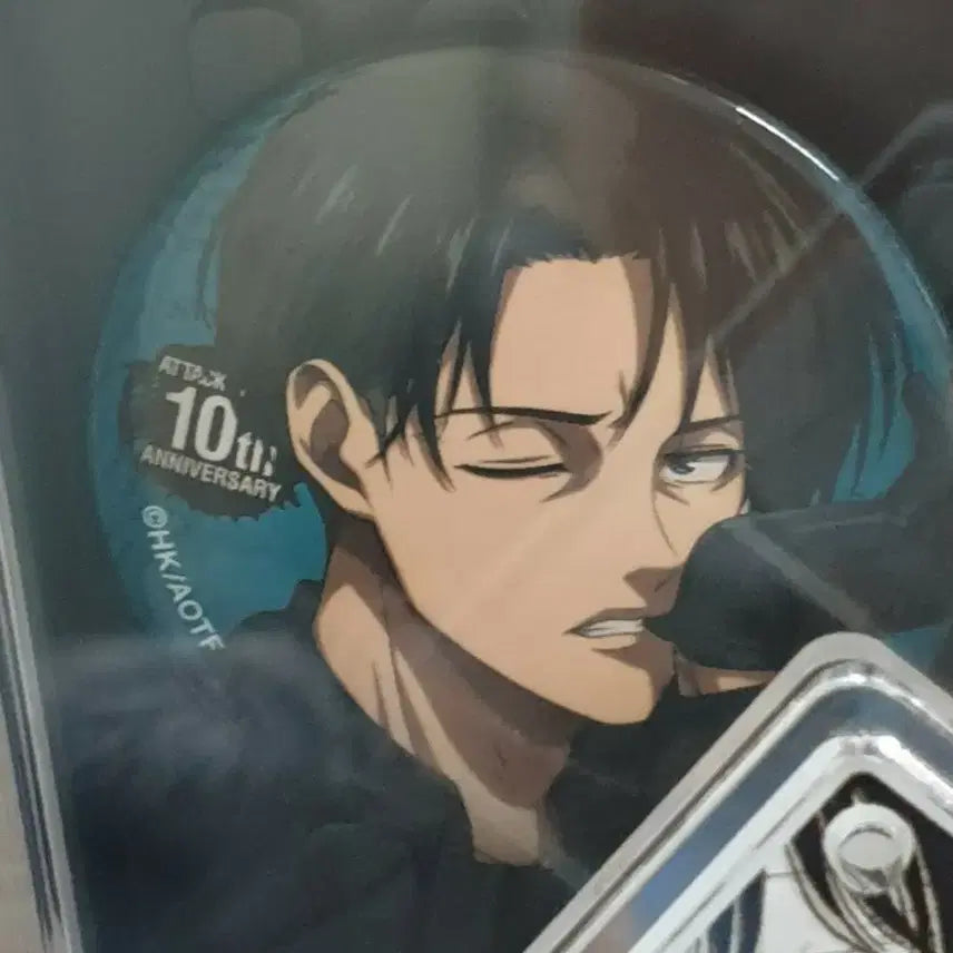 [BUNJANG] Attack on Titan Levi Karaoke Black Suit 10th Anniversary Can Badge / 리바이 가라오케 검은 정장 캔뱃지 10주년 굿즈 진격거 진격의 거인