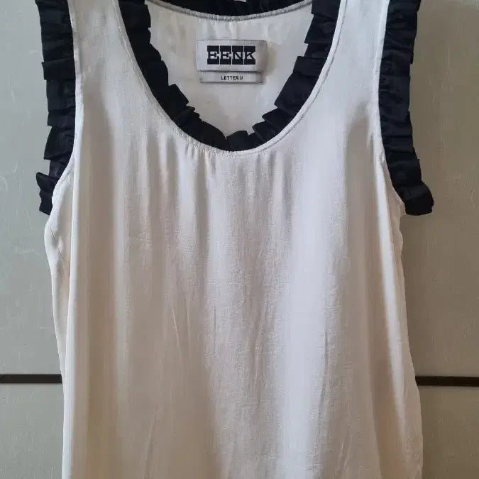 [BUNJANG] EENK Frill Sleeveless Blouse Ivory / EENK 프릴 민소매 블라우스 아이보리