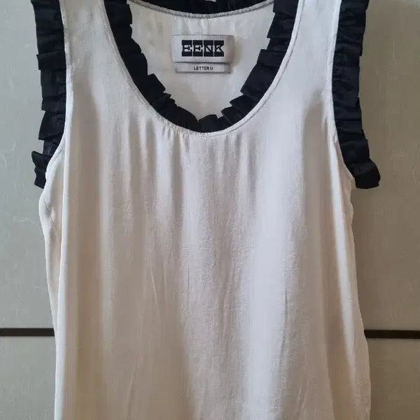 [BUNJANG] EENK Frill Sleeveless Blouse Ivory / EENK 프릴 민소매 블라우스 아이보리