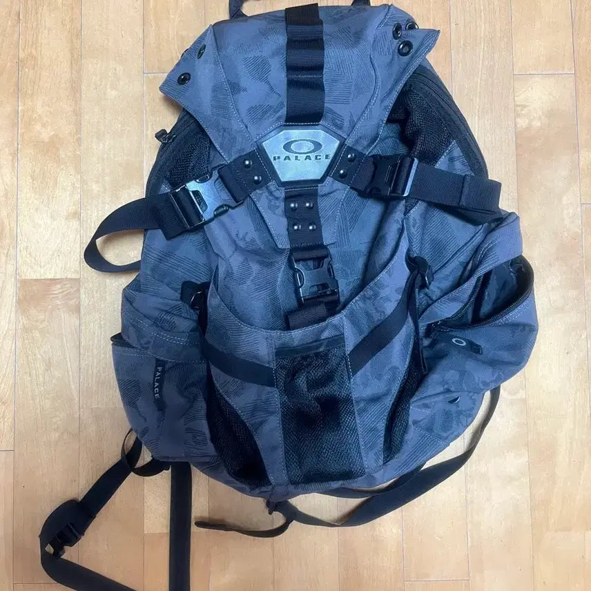 [BUNJANG] Oakley x Palace Skull Icon Backpack Grey 23SS / 오클리x팔라스 스컬 아이콘 백팩 그레이 23ss