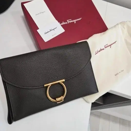 [BUNJANG] Salvatore Ferragamo Gancini Clutch Dark Espresso Coffee Color 21H770 / 페라가모 간치니 클러치 진한 에스프레소 커피색 21H770